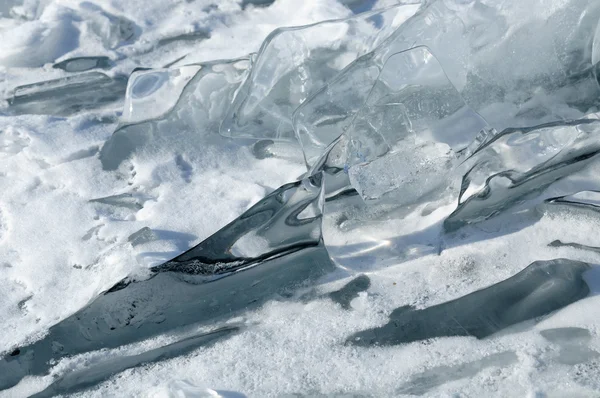 冬天。冰上表面的贝加尔湖。在冰表面的裂缝。冰风暴。用深蓝色色调的照片. — 图库照片