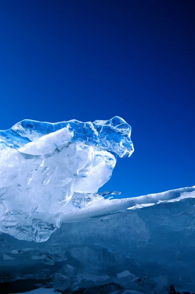 El invierno. Hielo en la superficie del lago Baikal. Grietas en la superficie del hielo. Una tormenta de hielo. Utilizado tonificación azul profundo de la foto . —  Fotos de Stock