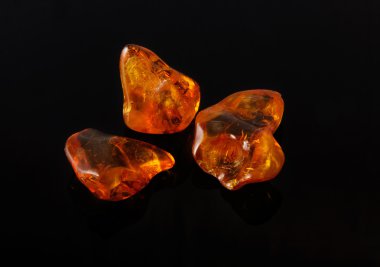 siyah kehribar taş. Yumuşak odak, tonda fotoğraf