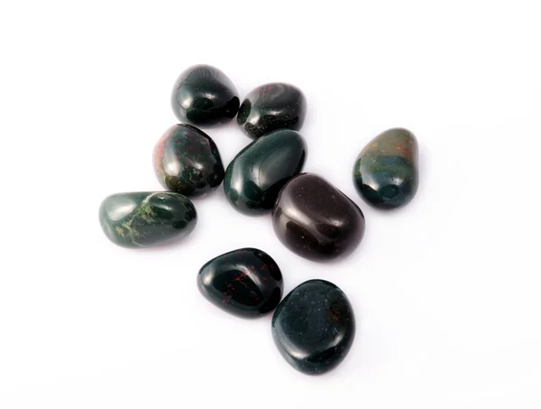 Heliotrope Jasper, bloodstone. Edelsteen op wit — Stockfoto