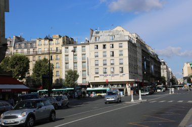 Turistler Paris'in en ünlü caddesi yürüyüş