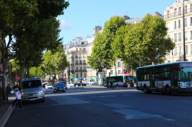 Turistler Paris'in en ünlü caddesi yürüyüş