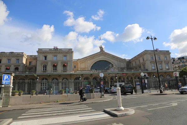 Turistas pasean por la avenida más famosa de París —  Fotos de Stock