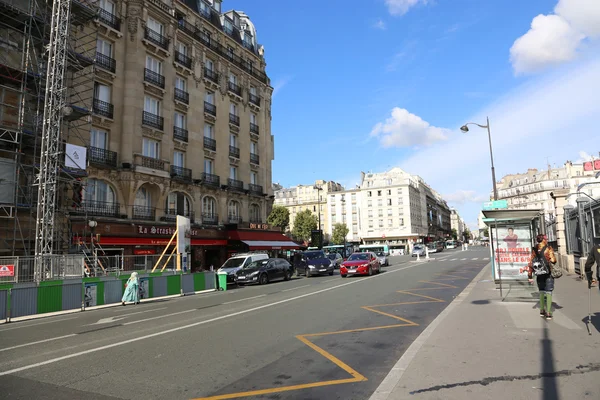 Turistas pasean por la avenida más famosa de París —  Fotos de Stock