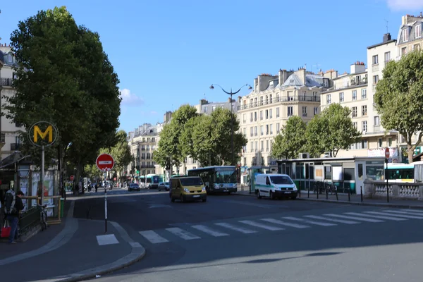 Projděte se turisté na nejslavnější avenue z Paříže — Stock fotografie