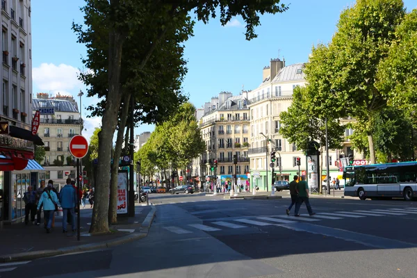 Turistas pasean por la avenida más famosa de París —  Fotos de Stock