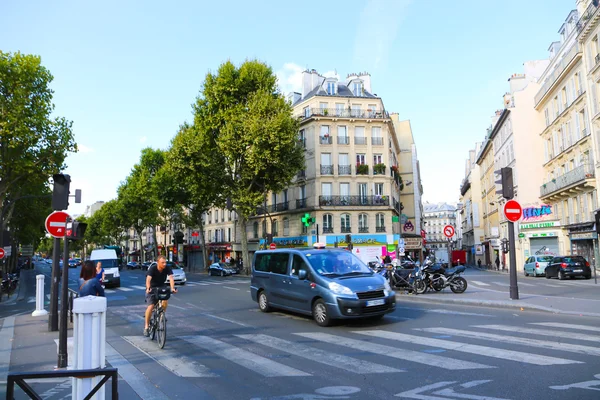 Turystów spacer najwyżej słynnej alei Paryża — Zdjęcie stockowe