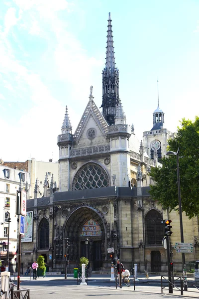 Tourists stroll at The most famous avenue of Paris