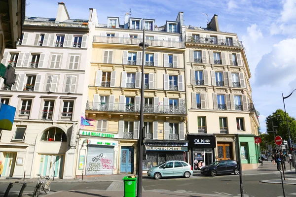 Turistas pasean por la avenida más famosa de París — Foto de Stock