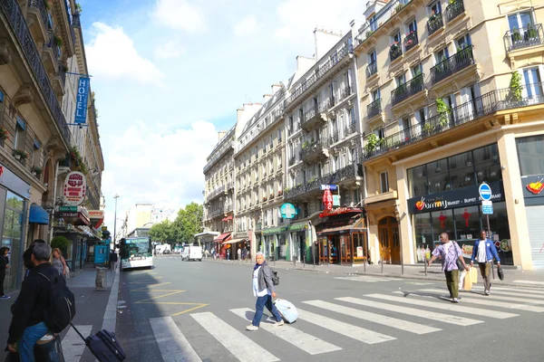 Turistler Paris'in en ünlü caddesi yürüyüş — Stok fotoğraf