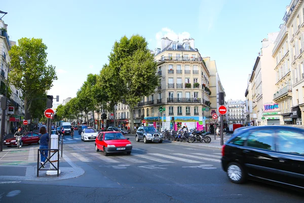 Projděte se turisté na nejslavnější avenue z Paříže Stock Fotografie