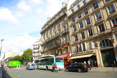 Turistler Paris'in en ünlü caddesi yürüyüş
