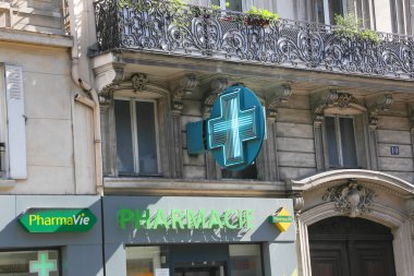 Turistler Paris'in en ünlü caddesi yürüyüş