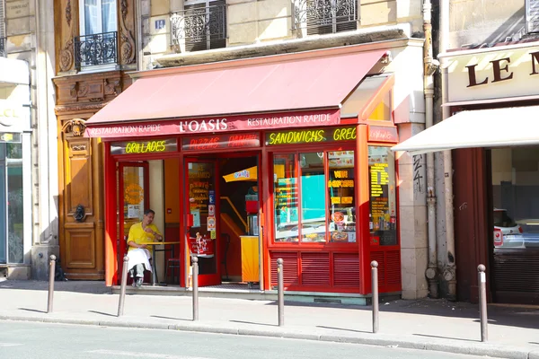 Turistas pasean por la avenida más famosa de París —  Fotos de Stock