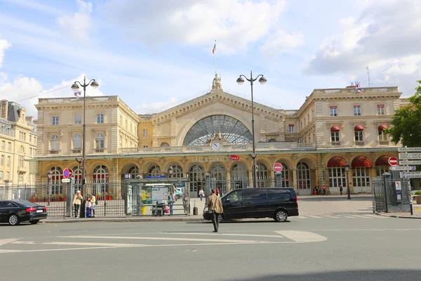 Turistler Paris'in en ünlü caddesi yürüyüş