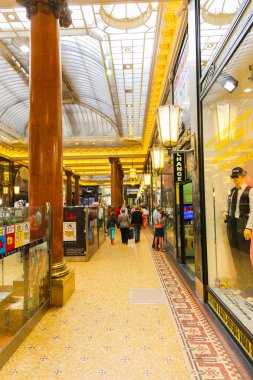 Turistler yürüyüş ve shoping Alışveriş Merkezi, Paris, Fransa. 