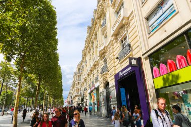 Turistler yürüyüş Champs-Elysees caddesi, Paris, Fransa. 