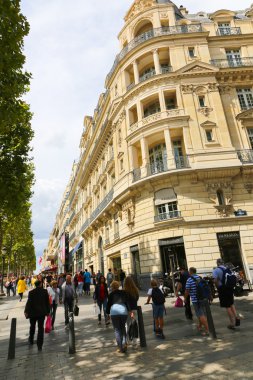Turistler yürüyüş Champs-Elysees caddesi, Paris, Fransa. 