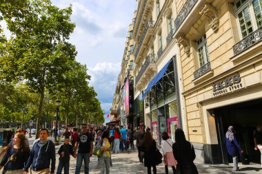Turistler yürüyüş Champs-Elysees caddesi, Paris, Fransa. 