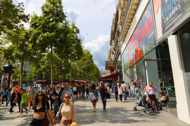 Turistler yürüyüş Champs-Elysees caddesi, Paris, Fransa. 