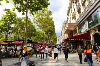 Turistler yürüyüş Champs-Elysees caddesi, Paris, Fransa. 