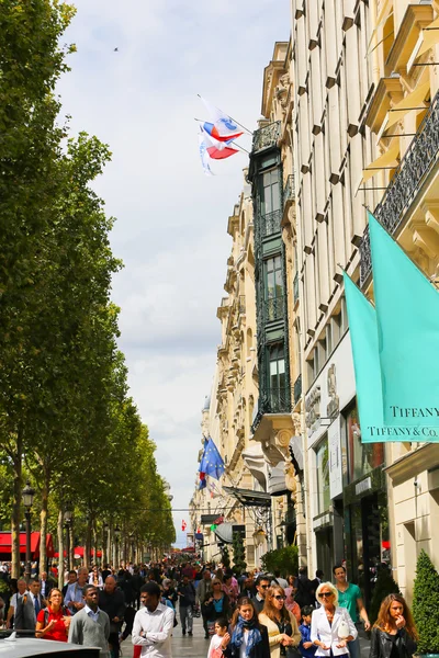 Turistler yürüyüş Champs-Elysees caddesi, Paris, Fransa. — Stok fotoğraf