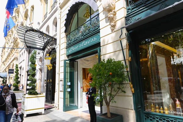 Turistler yürüyüş Champs-Elysees caddesi, Paris, Fransa. — Stok fotoğraf