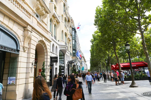 Turisták sétát és shoping plázában, Párizs, Franciaország. — Stock Fotó