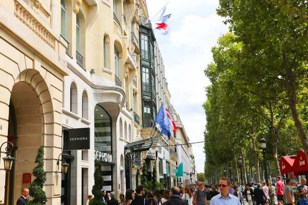 Turisták sétát és shoping plázában, Párizs, Franciaország. — Stock Fotó