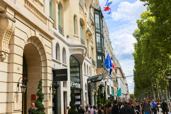 Turisták sétát és shoping plázában, Párizs, Franciaország. — Stock Fotó