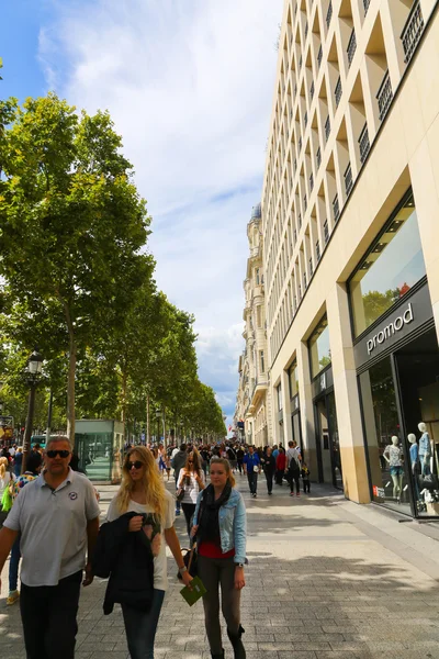 Turistler yürüyüş Champs-Elysees caddesi, Paris, Fransa. — Stok fotoğraf