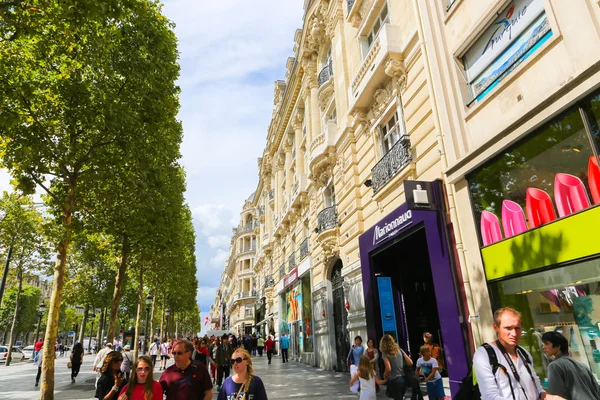 Turisták Séta utca Champs-Elysees, Párizs, Franciaország. — Stock Fotó