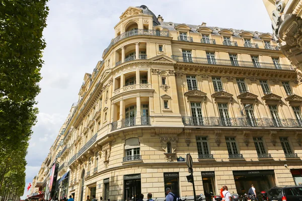 Turistas pasean por la calle Champs-Elysees, París, Francia . — Foto de Stock