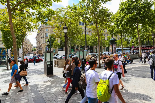 Turistas pasean por la calle Champs-Elysees, París, Francia . — Foto de Stock