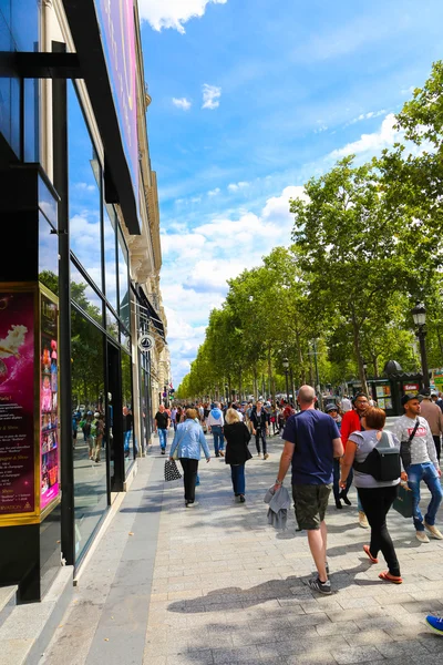 Turistas pasean por la calle Champs-Elysees, París, Francia . — Foto de Stock