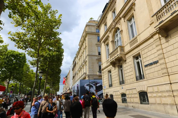 Turystów spacer na ulicy Champs-Elysees, Paryż, Francja. — Zdjęcie stockowe