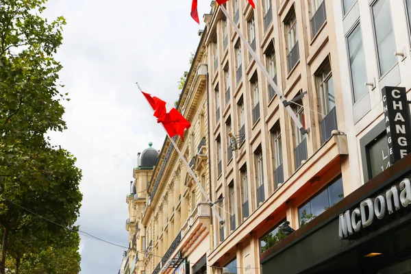 Turystów spacer na ulicy Champs-Elysees, Paryż, Francja. — Zdjęcie stockowe