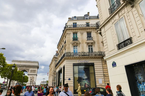 Turisták sétára a Champs-Élysées street és az Arc de Triomphe — Stock Fotó