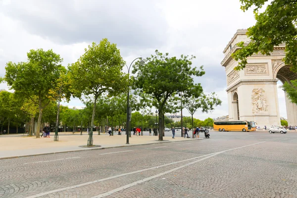 Turistas pasean por la calle Champs-Elysees y el Arco del Triunfo —  Fotos de Stock
