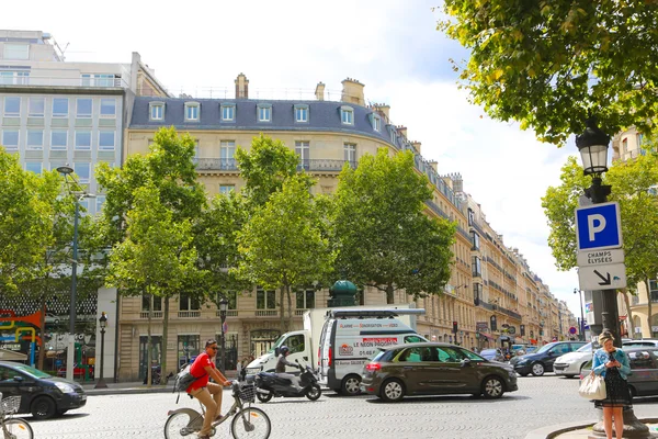 Turistas pasean por la calle Champs-Elysees, París, Francia . Imágenes de stock libres de derechos