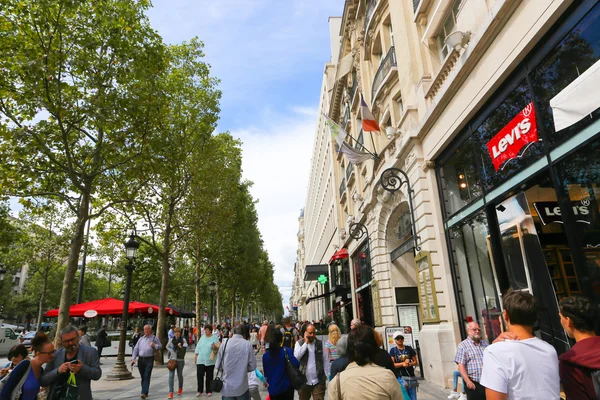 Туристи прогулянку і постійно в торговому центрі, Париж, Франція. Ліцензійні Стокові Зображення