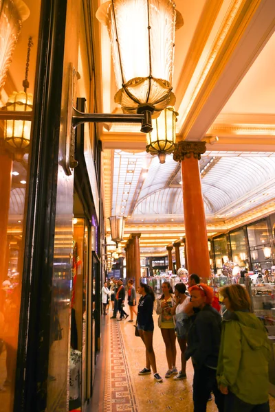 Туристи прогулянку і постійно в торговому центрі, Париж, Франція. Стокова Картинка