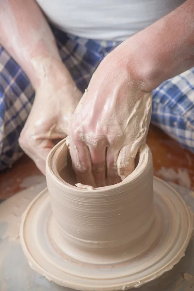 Handen van een pottenbakker — Stockfoto