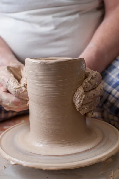 Handen van een pottenbakker — Stockfoto