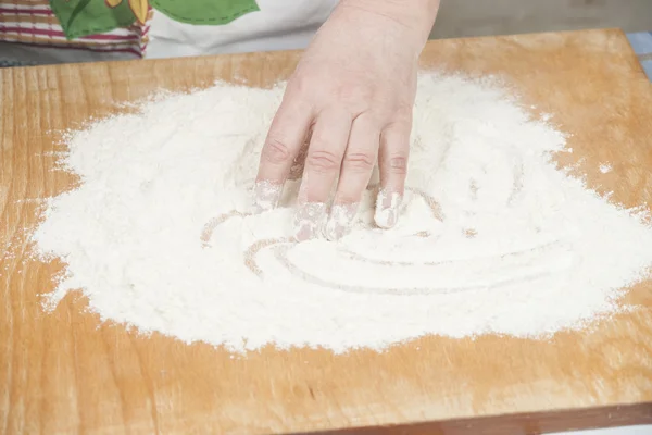 Женские руки готовят муку перед выпечкой пирога — стоковое фото