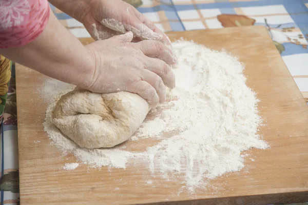 Manos de mujer que preparan masa de levadura fresca — Foto de Stock