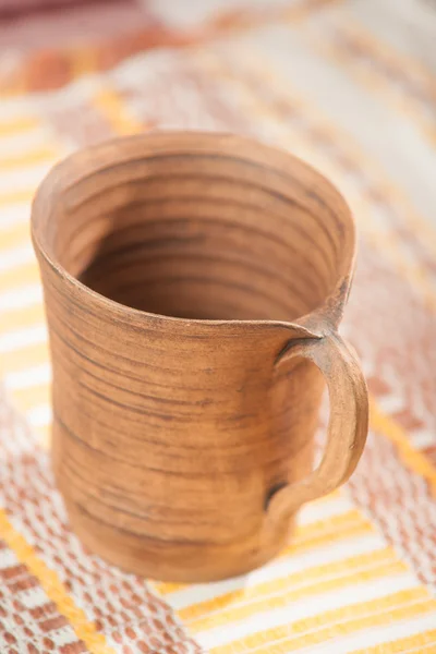 Traditionelle handgefertigte Tasse auf mehrfarbigem Hintergrund — Stockfoto