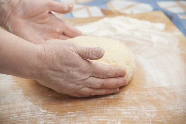 Bal van pizza deeg — Stockfoto