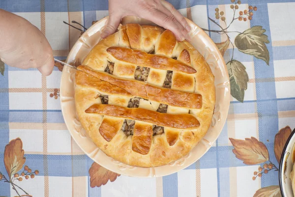 Découpe de la tarte savoureuse avec remplissage — Photo