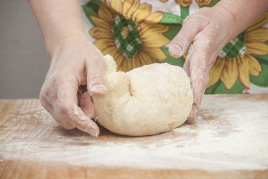 Kadın hazırlanıyor taze Maya hamuru eller